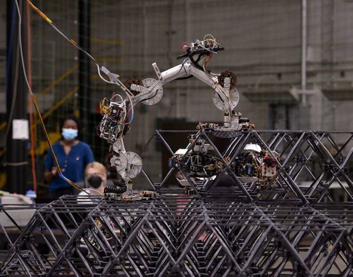 “NASA“ robotlarga koinotda mustaqil obyektlar qurishni oʻrgatdi