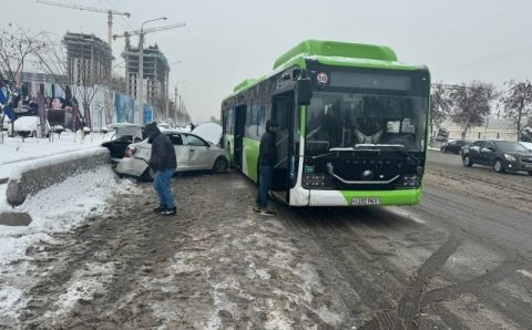 Cobalt va avtobus bilan to‘qnashgan elektrobus haydovchisi uzr so‘rab chiqdi