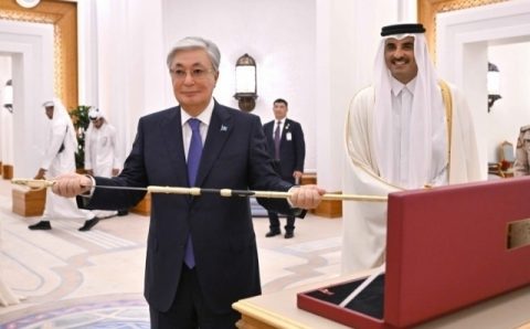 To‘qayevga Qatar asoschisining qilichi sovg‘a qilindi