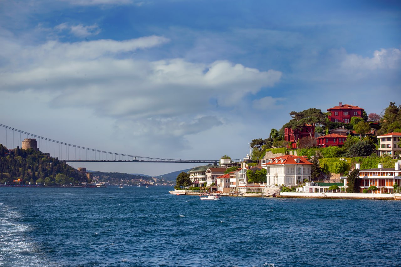 Ikki qitʼada joylashgan Istanbul yolgʻiz sayyohlar qanday taassurotlarni taqdim etadi?