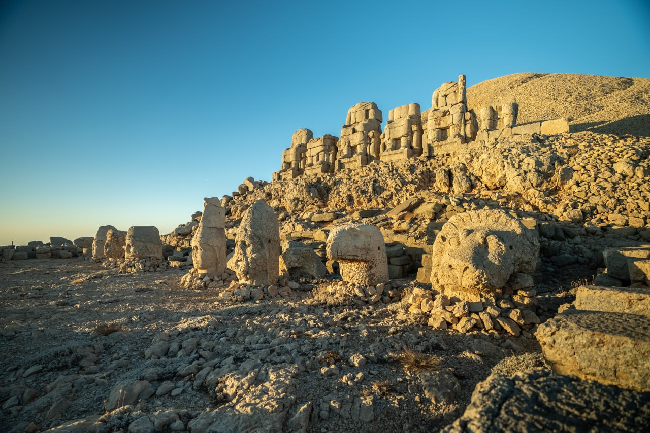 Nemrut tog’idagi monumental haykallar o’rtasida quyosh chiqishini tomosha qiling