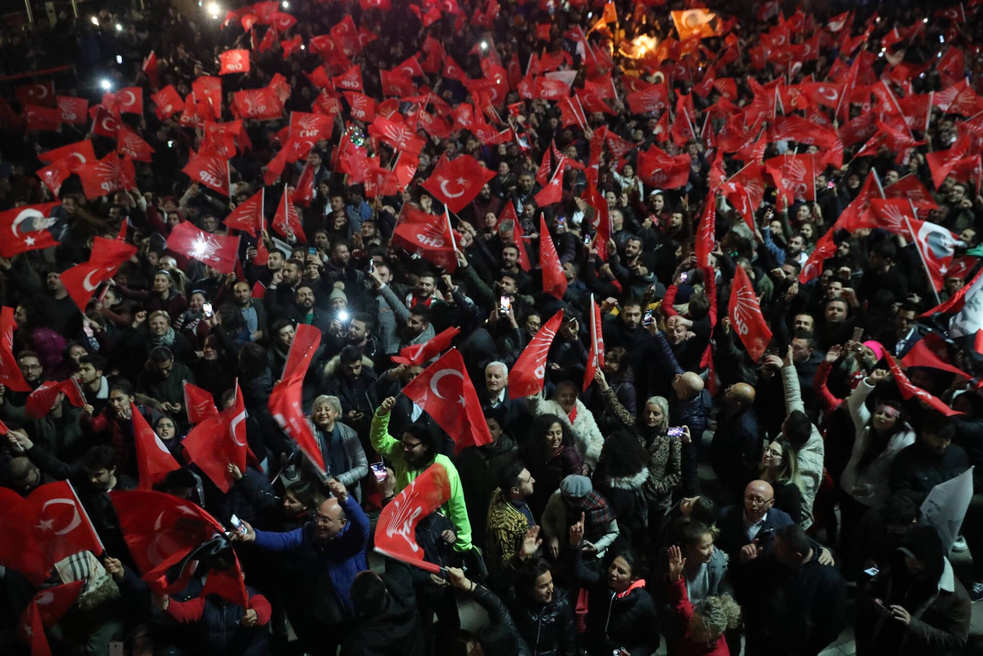 Turkiyada 20 yil ichida ilk bor saylovlarda Erdogʻanning partiyasi muxolifatga magʻlub boʻldi