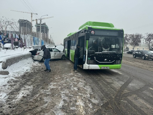 Cobalt va avtobus bilan to‘qnashgan elektrobus haydovchisi uzr so‘rab chiqdi