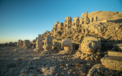 Nemrut tog’idagi monumental haykallar o’rtasida quyosh chiqishini tomosha qiling